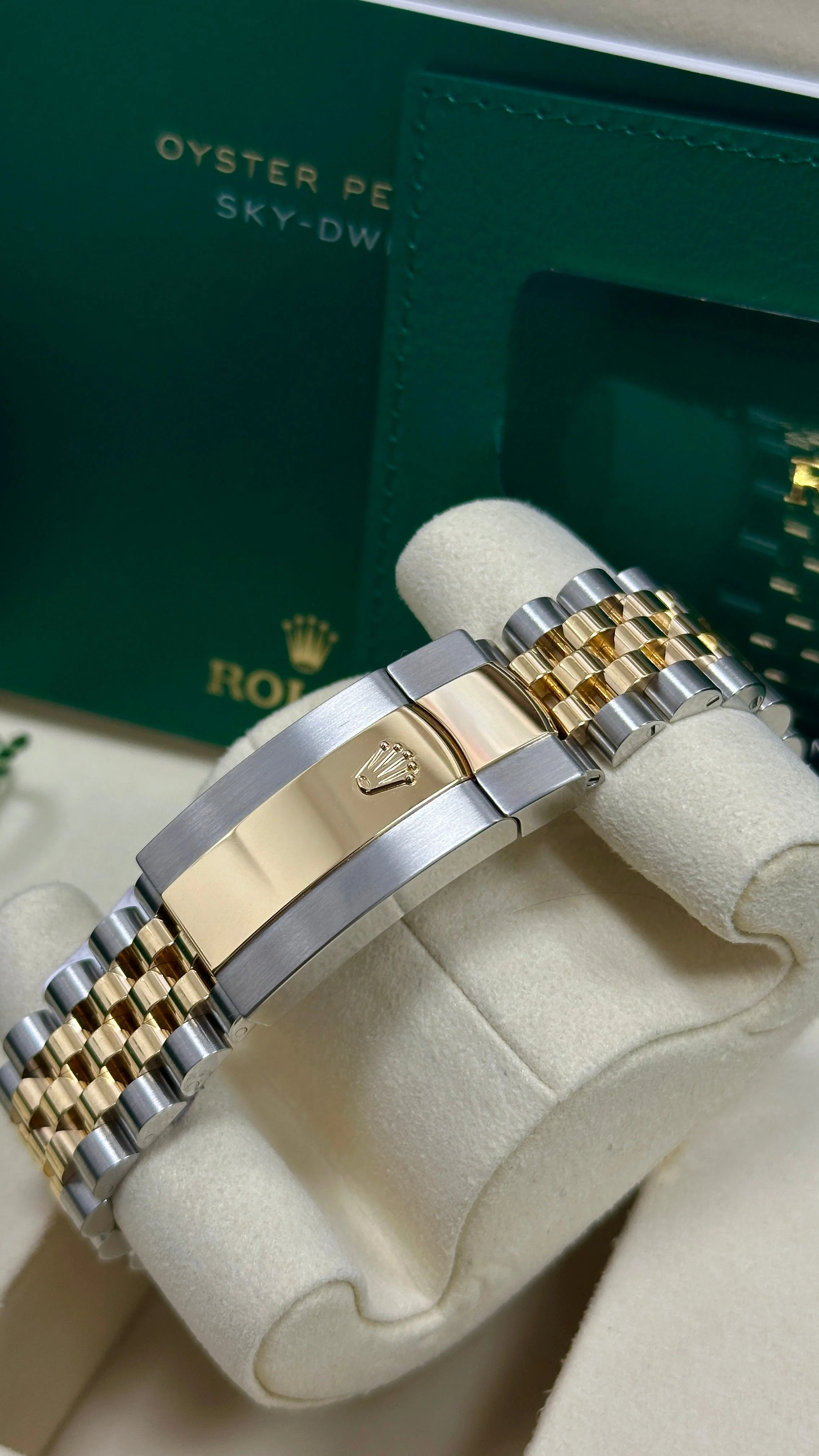 Rolex Sky-Dweller 42mm Two-Tone Yellow Gold Black Dial Jubilee Bracelet 336933 – New 2025 / 2026 - Image 4